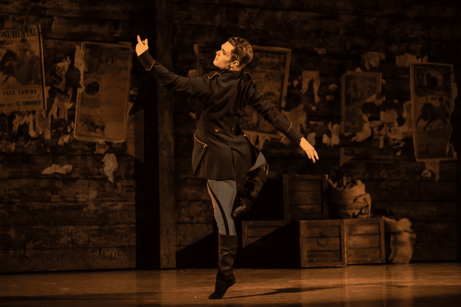Frans Valkama baletissa Carmen (kuvaaja Roosa Oksaharju)