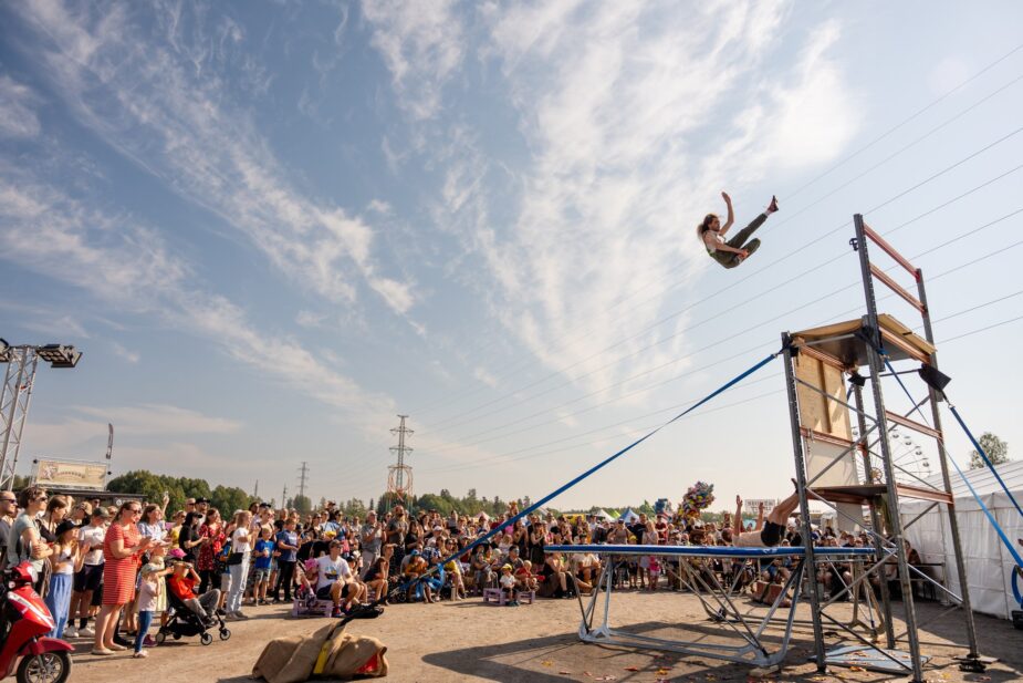 Akrobatiaa ulkoilmassa yleisön edessä