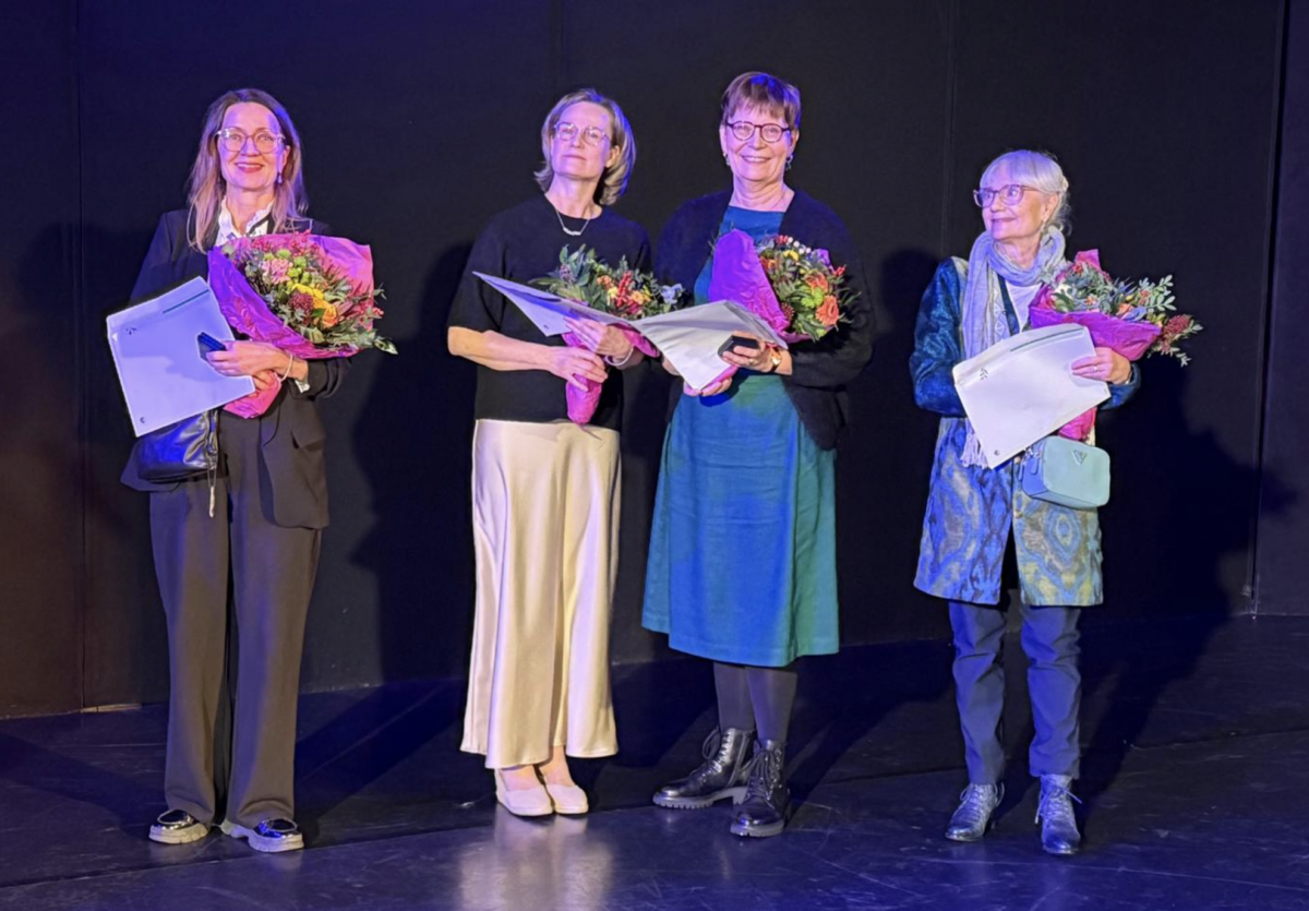 Neljä juuri palkittua naista seisoo rivissä kukkakimput sylissään.