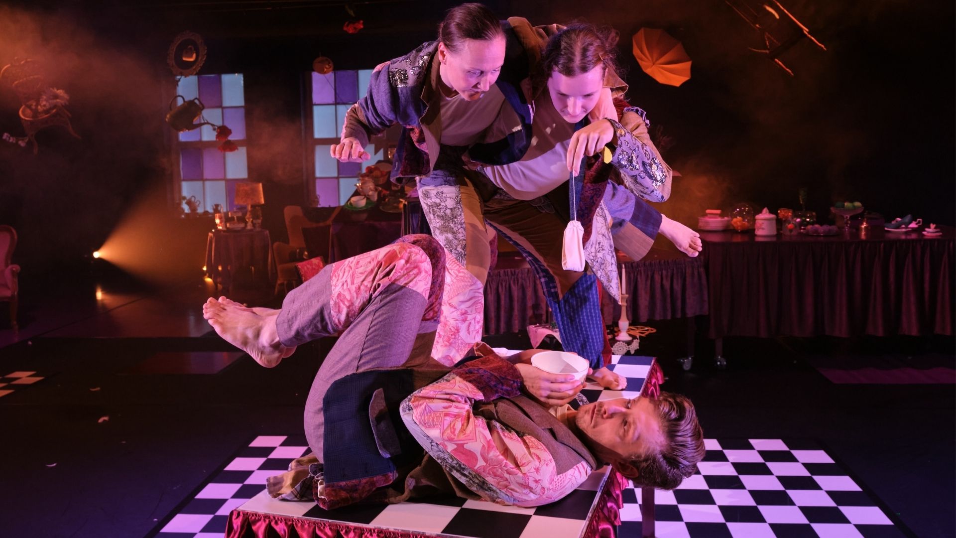 Tea at six o’clock - Circus & Dance Finland