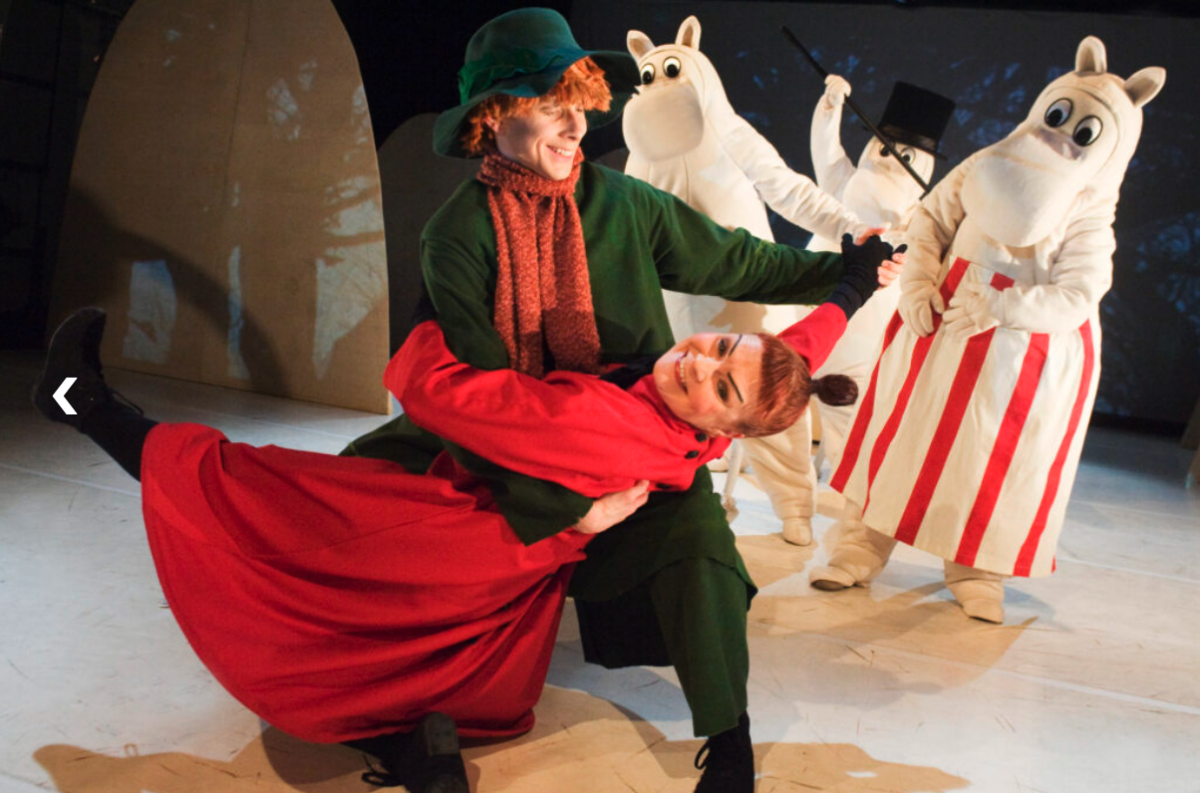 Nuuska Muikkunen tanssittaa Pikku Myytä teatterinäyttämöllä.