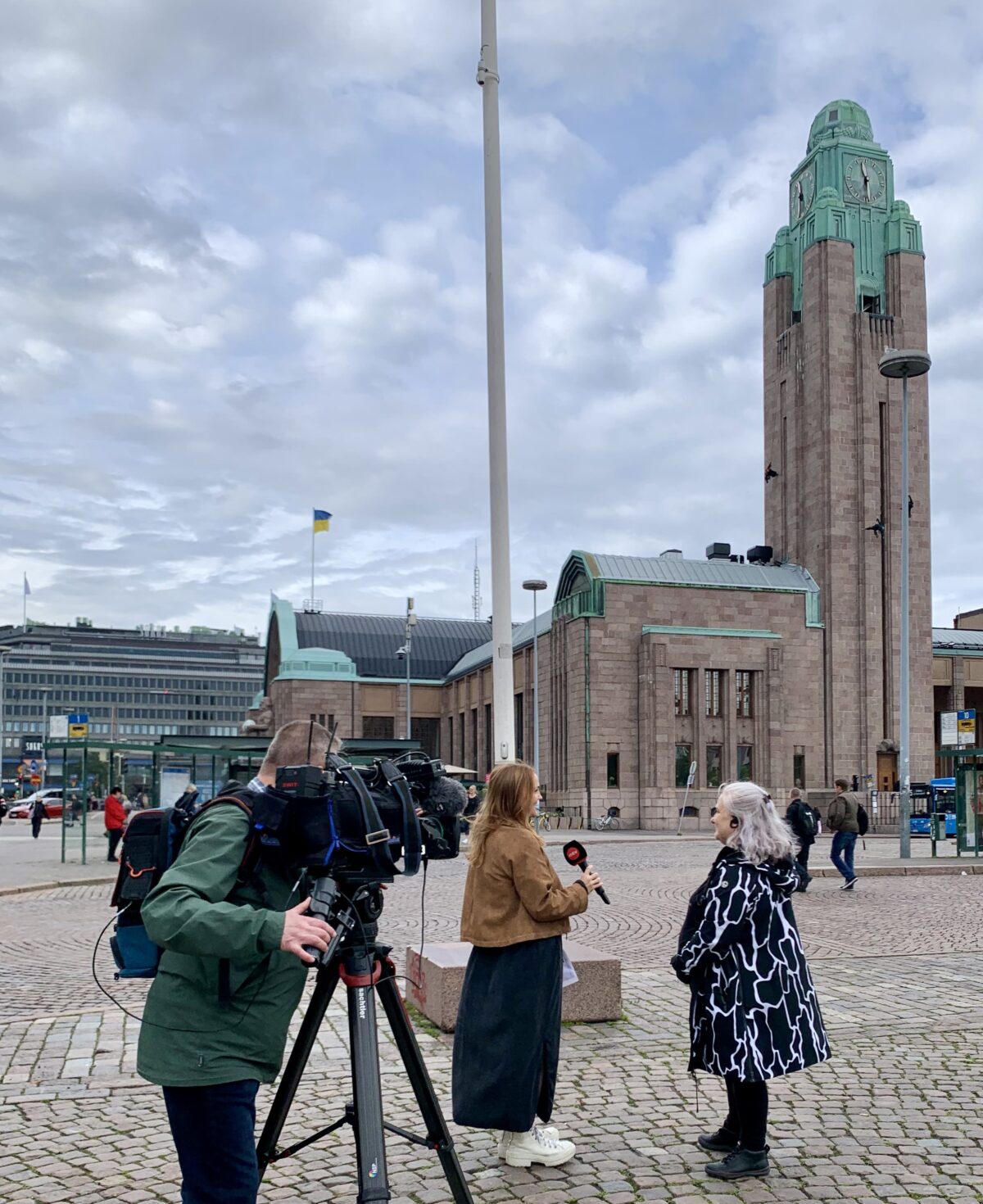 TV-haastattelu käynnissä Helsingin Rautatientorilla.