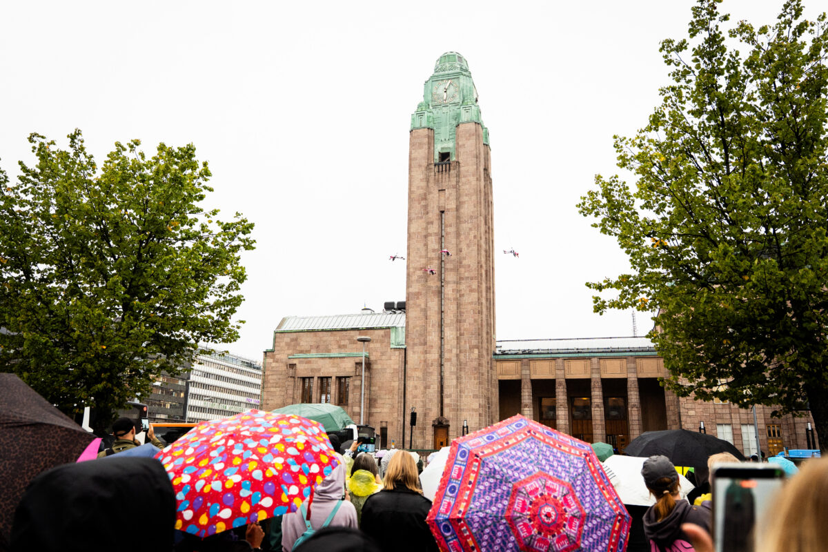 Helsingin päärautatieaseman kellotorni ja sateenvarjoja.